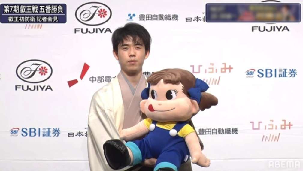 藤井聡太五冠、日本酒を飲んだと明かす「すごく辛くてびっくり」