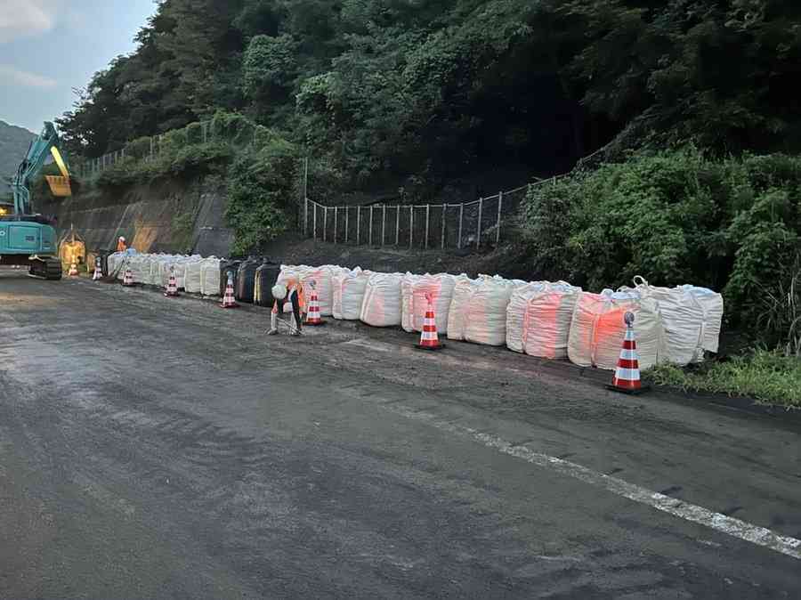 関西と北陸の「大動脈」が寸断、物流に影響　福井で土砂崩れ相次ぐ
