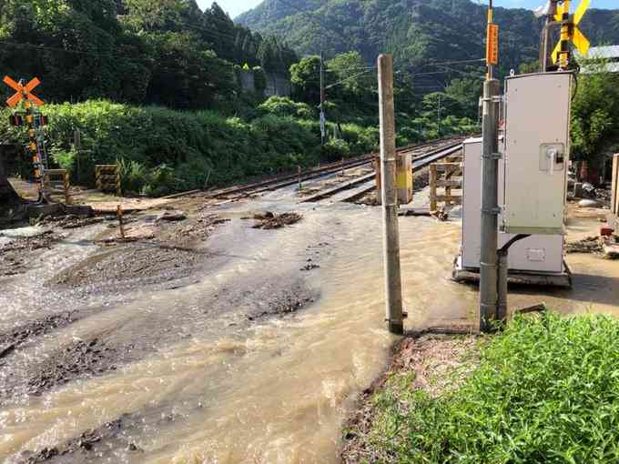 関西と北陸の「大動脈」が寸断、物流に影響　福井で土砂崩れ相次ぐ