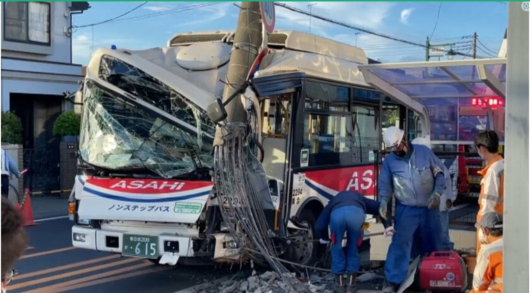 路線バスが電柱に激突　まさかの“大破”　乗客の高齢女性2人ケガ　さいたま市