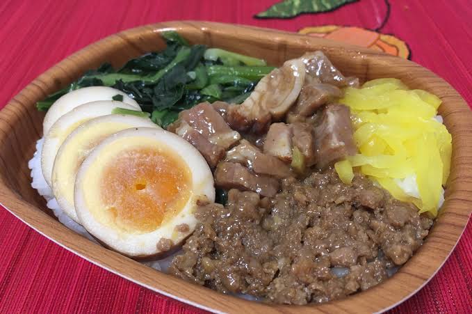 明日のお弁当の中身なんですか?