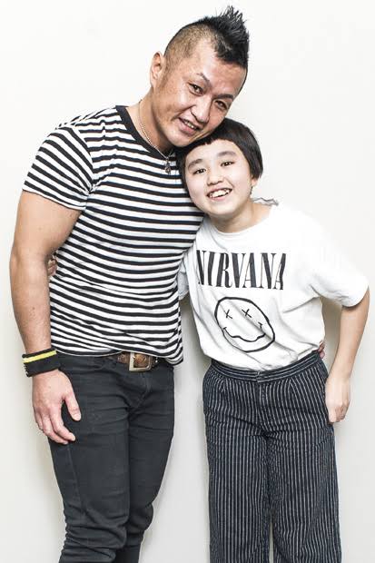 「完熟フレッシュ」池田父娘、夏休みにツーリングで川遊び 父と17歳の娘レイラがヘルメット姿で笑顔も