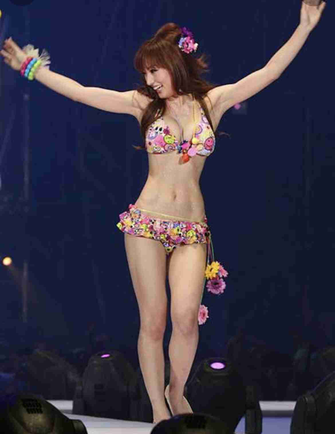 熊田曜子、ピンクのビキニで美ボディー披露！体形維持の秘密は「夏休みの子どもたちの世話」ってマジ？