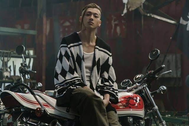 山田裕貴、無精ひげ&ボサボサヘア まるで破壊神? “無”になった、すごみを感じる写真を公開