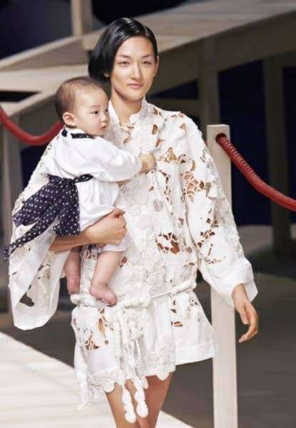 冨永愛　長男・章胤とトークイベント共演　緊張する愛息子の姿に“母の顔”で笑顔も