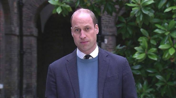 ウィリアム皇太子とキャサリン皇太子妃がヘンリー王子＆メーガン妃とウィンザー城外に現れる　弔問者に挨拶