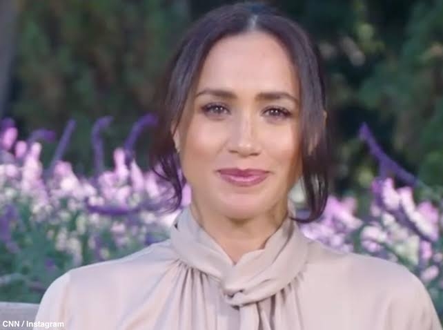 ウィリアム皇太子とキャサリン皇太子妃がヘンリー王子＆メーガン妃とウィンザー城外に現れる　弔問者に挨拶