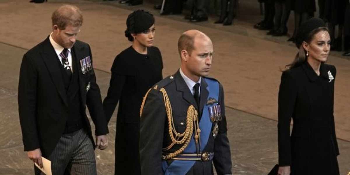 ウィリアム皇太子とキャサリン皇太子妃がヘンリー王子＆メーガン妃とウィンザー城外に現れる　弔問者に挨拶