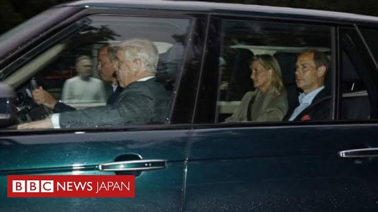 ウィリアム皇太子とキャサリン皇太子妃がヘンリー王子＆メーガン妃とウィンザー城外に現れる　弔問者に挨拶