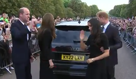 ウィリアム皇太子とキャサリン皇太子妃がヘンリー王子＆メーガン妃とウィンザー城外に現れる　弔問者に挨拶