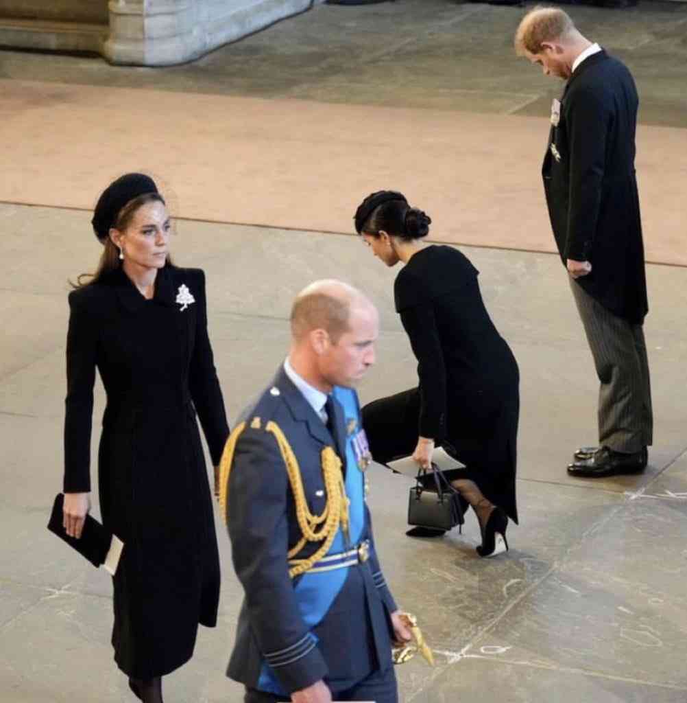 ウィリアム皇太子とキャサリン皇太子妃がヘンリー王子＆メーガン妃とウィンザー城外に現れる　弔問者に挨拶
