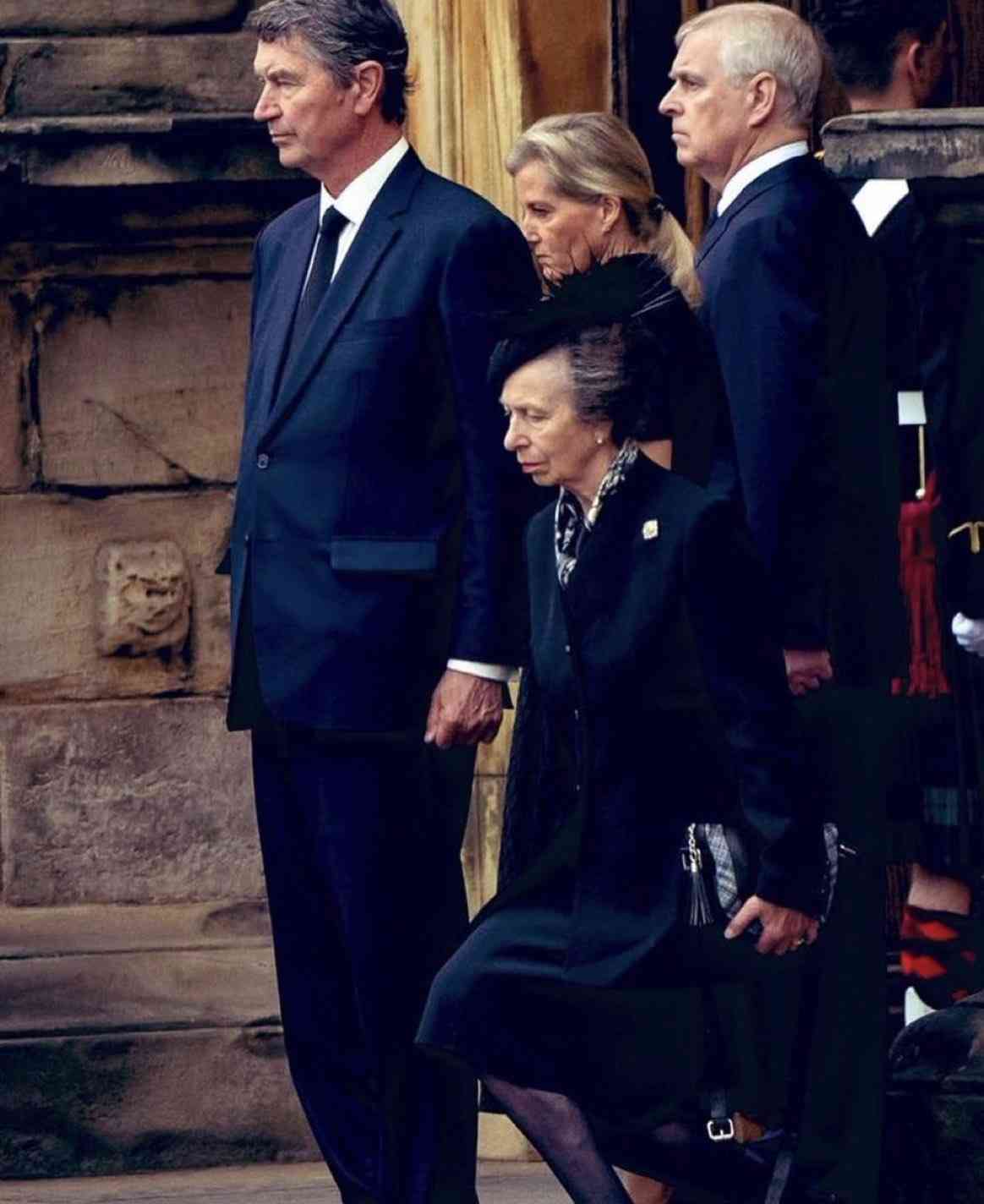 ウィリアム皇太子とキャサリン皇太子妃がヘンリー王子＆メーガン妃とウィンザー城外に現れる　弔問者に挨拶