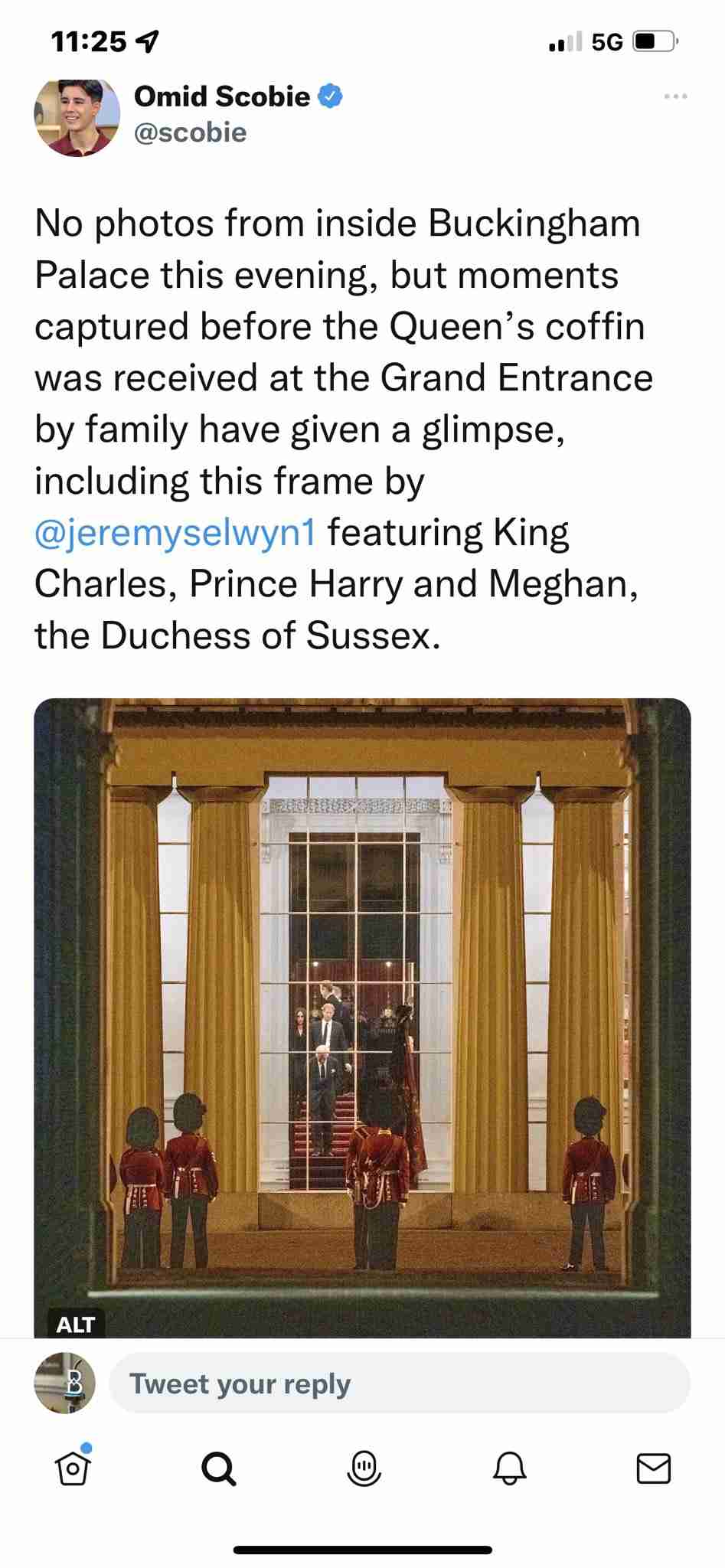 ウィリアム皇太子とキャサリン皇太子妃がヘンリー王子＆メーガン妃とウィンザー城外に現れる　弔問者に挨拶