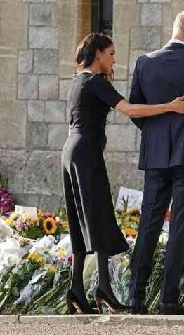 ウィリアム皇太子とキャサリン皇太子妃がヘンリー王子＆メーガン妃とウィンザー城外に現れる　弔問者に挨拶