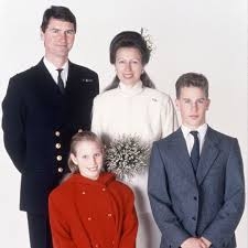 ウィリアム皇太子とキャサリン皇太子妃がヘンリー王子＆メーガン妃とウィンザー城外に現れる　弔問者に挨拶