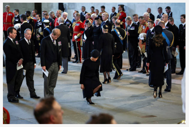 ウィリアム皇太子とキャサリン皇太子妃がヘンリー王子＆メーガン妃とウィンザー城外に現れる　弔問者に挨拶