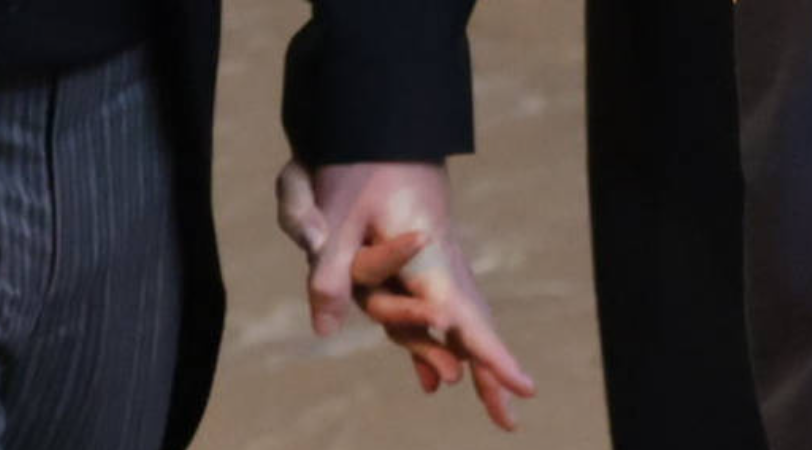 ウィリアム皇太子とキャサリン皇太子妃がヘンリー王子＆メーガン妃とウィンザー城外に現れる　弔問者に挨拶