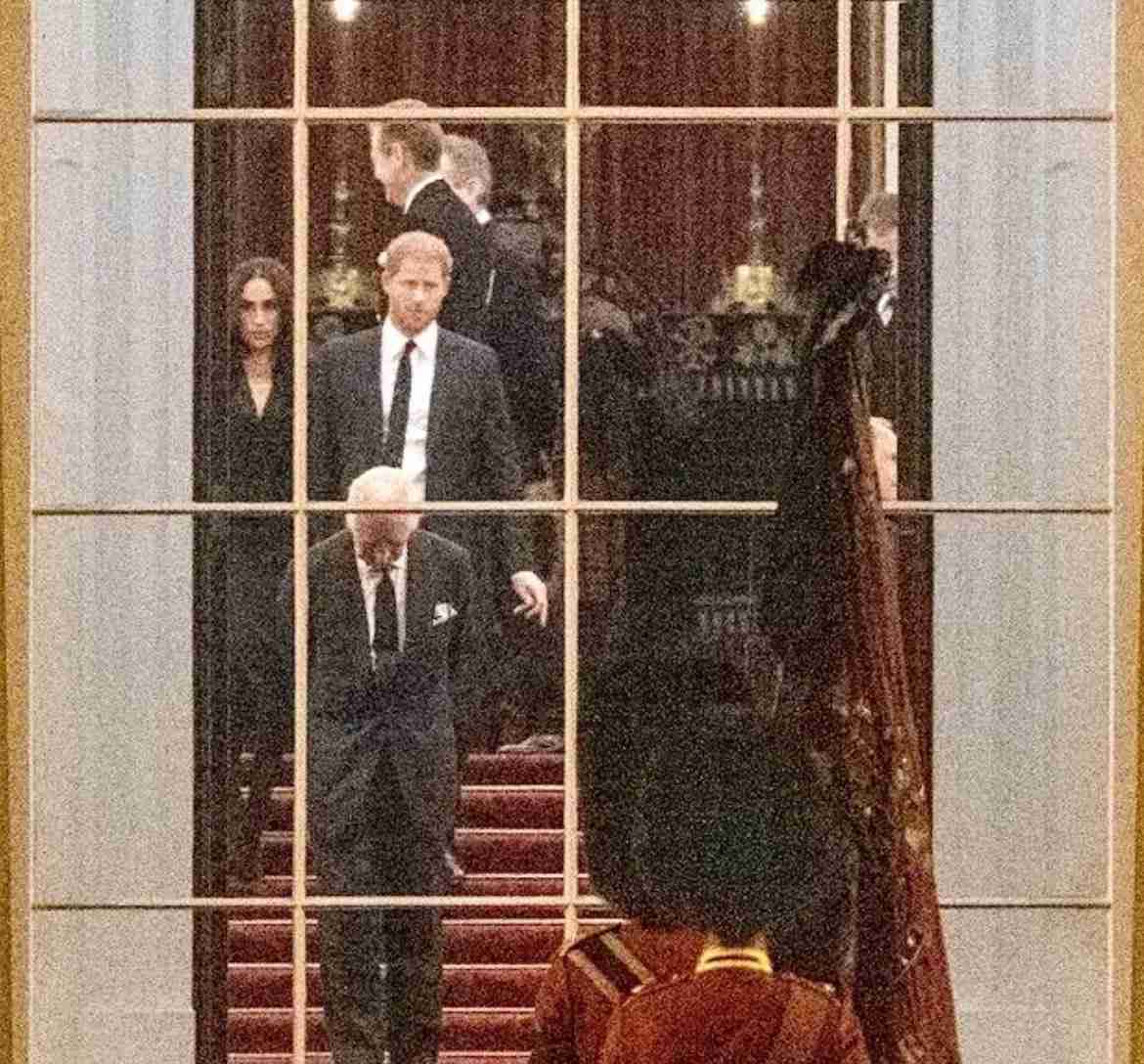 ウィリアム皇太子とキャサリン皇太子妃がヘンリー王子＆メーガン妃とウィンザー城外に現れる　弔問者に挨拶