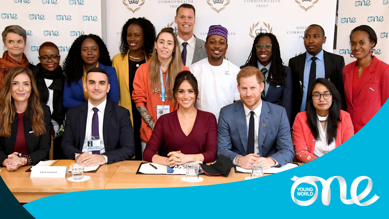 ウィリアム皇太子とキャサリン皇太子妃がヘンリー王子＆メーガン妃とウィンザー城外に現れる　弔問者に挨拶