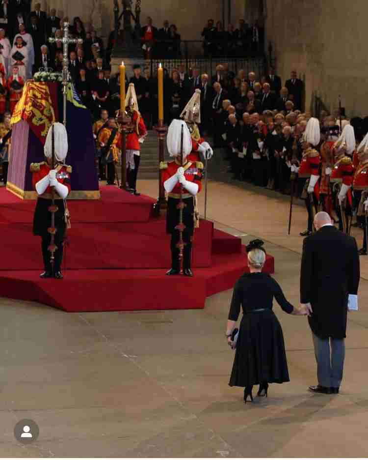 ウィリアム皇太子とキャサリン皇太子妃がヘンリー王子＆メーガン妃とウィンザー城外に現れる　弔問者に挨拶