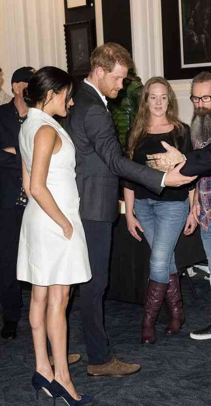 ウィリアム皇太子とキャサリン皇太子妃がヘンリー王子＆メーガン妃とウィンザー城外に現れる　弔問者に挨拶