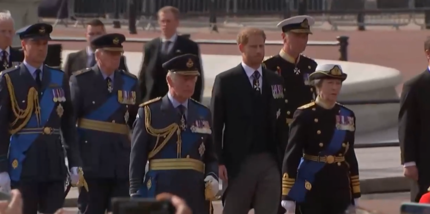 ウィリアム皇太子とキャサリン皇太子妃がヘンリー王子＆メーガン妃とウィンザー城外に現れる　弔問者に挨拶