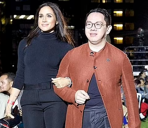 ウィリアム皇太子とキャサリン皇太子妃がヘンリー王子＆メーガン妃とウィンザー城外に現れる　弔問者に挨拶