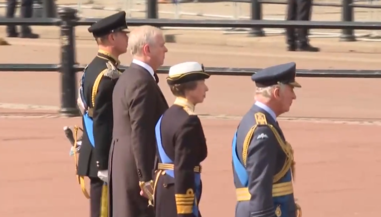 ウィリアム皇太子とキャサリン皇太子妃がヘンリー王子＆メーガン妃とウィンザー城外に現れる　弔問者に挨拶