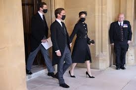 ウィリアム皇太子とキャサリン皇太子妃がヘンリー王子＆メーガン妃とウィンザー城外に現れる　弔問者に挨拶