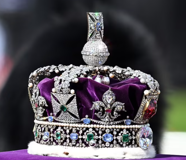 ウィリアム皇太子とキャサリン皇太子妃がヘンリー王子＆メーガン妃とウィンザー城外に現れる　弔問者に挨拶