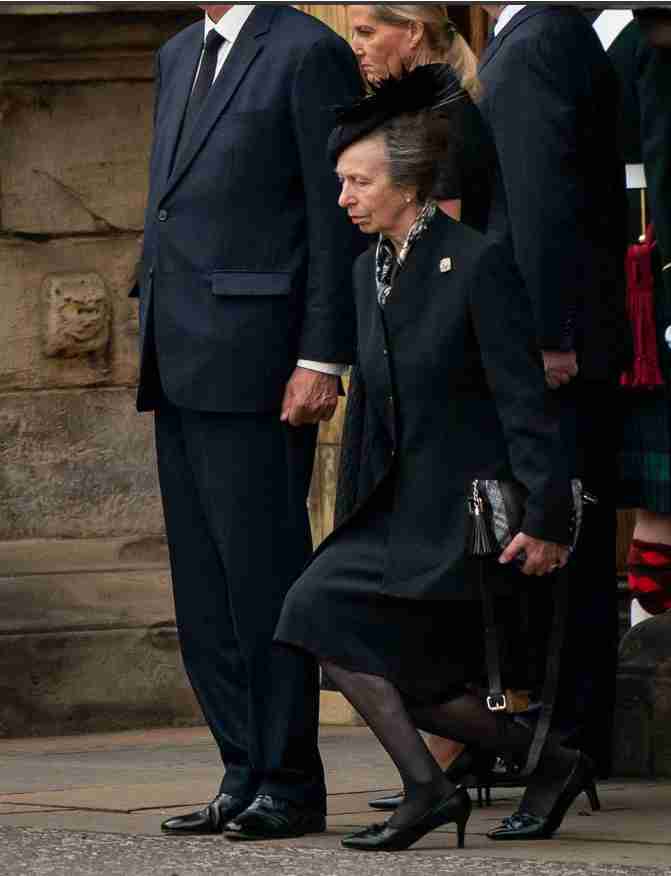 ウィリアム皇太子とキャサリン皇太子妃がヘンリー王子＆メーガン妃とウィンザー城外に現れる　弔問者に挨拶