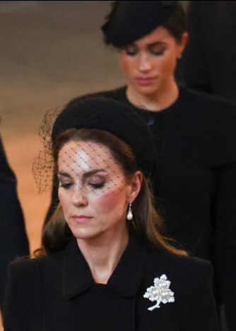 ウィリアム皇太子とキャサリン皇太子妃がヘンリー王子＆メーガン妃とウィンザー城外に現れる　弔問者に挨拶