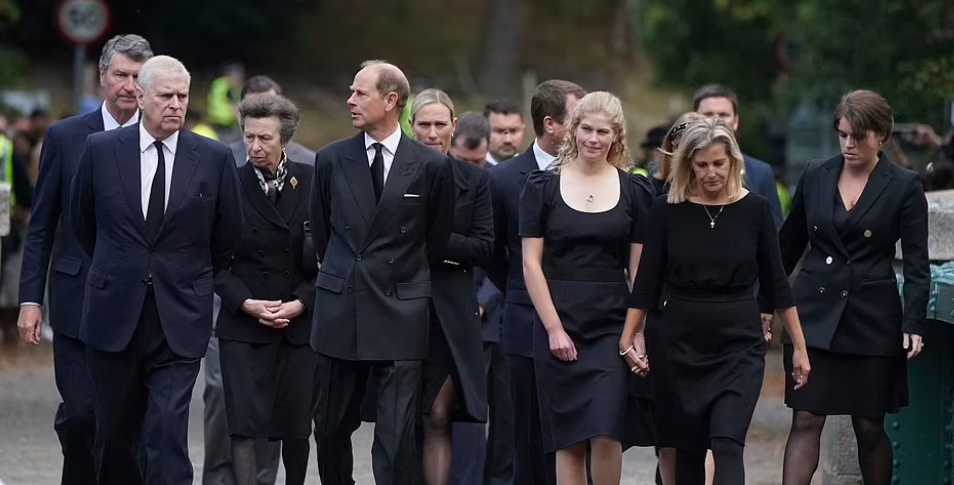 ウィリアム皇太子とキャサリン皇太子妃がヘンリー王子＆メーガン妃とウィンザー城外に現れる　弔問者に挨拶