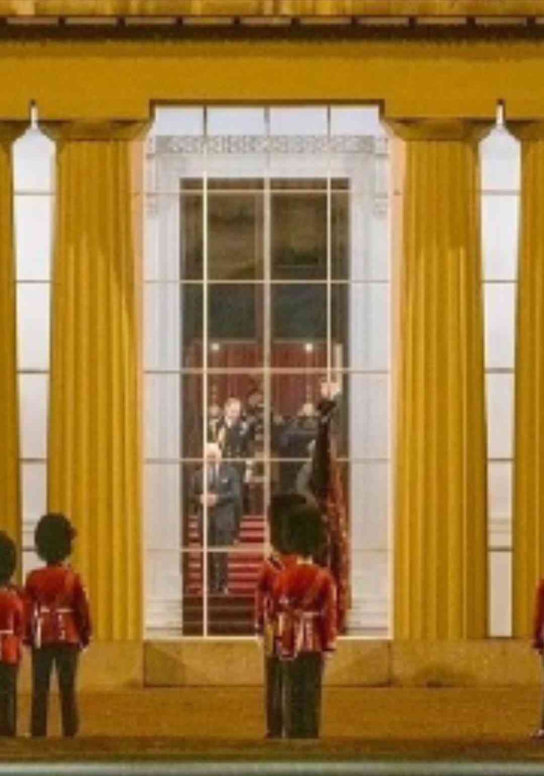 ウィリアム皇太子とキャサリン皇太子妃がヘンリー王子＆メーガン妃とウィンザー城外に現れる　弔問者に挨拶