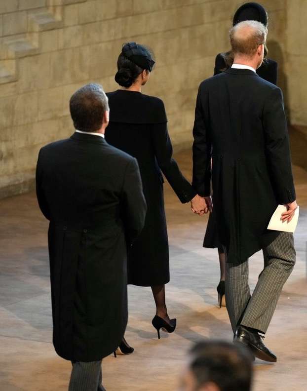 ウィリアム皇太子とキャサリン皇太子妃がヘンリー王子＆メーガン妃とウィンザー城外に現れる　弔問者に挨拶