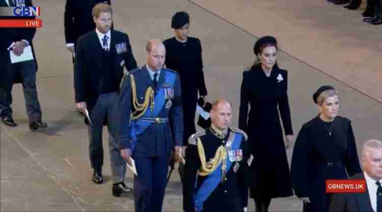 ウィリアム皇太子とキャサリン皇太子妃がヘンリー王子＆メーガン妃とウィンザー城外に現れる　弔問者に挨拶