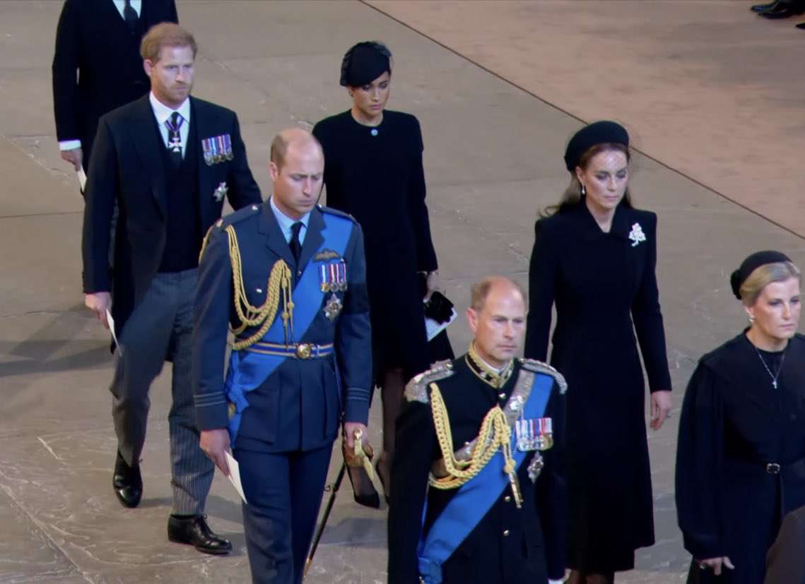 ウィリアム皇太子とキャサリン皇太子妃がヘンリー王子＆メーガン妃とウィンザー城外に現れる　弔問者に挨拶