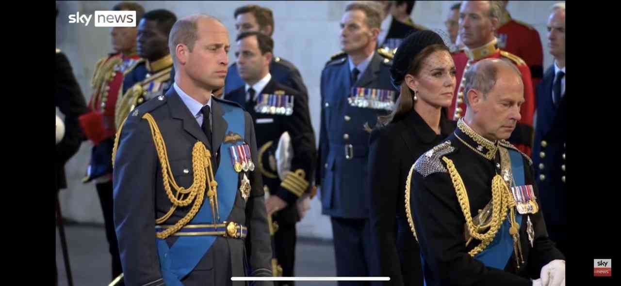 ウィリアム皇太子とキャサリン皇太子妃がヘンリー王子＆メーガン妃とウィンザー城外に現れる　弔問者に挨拶