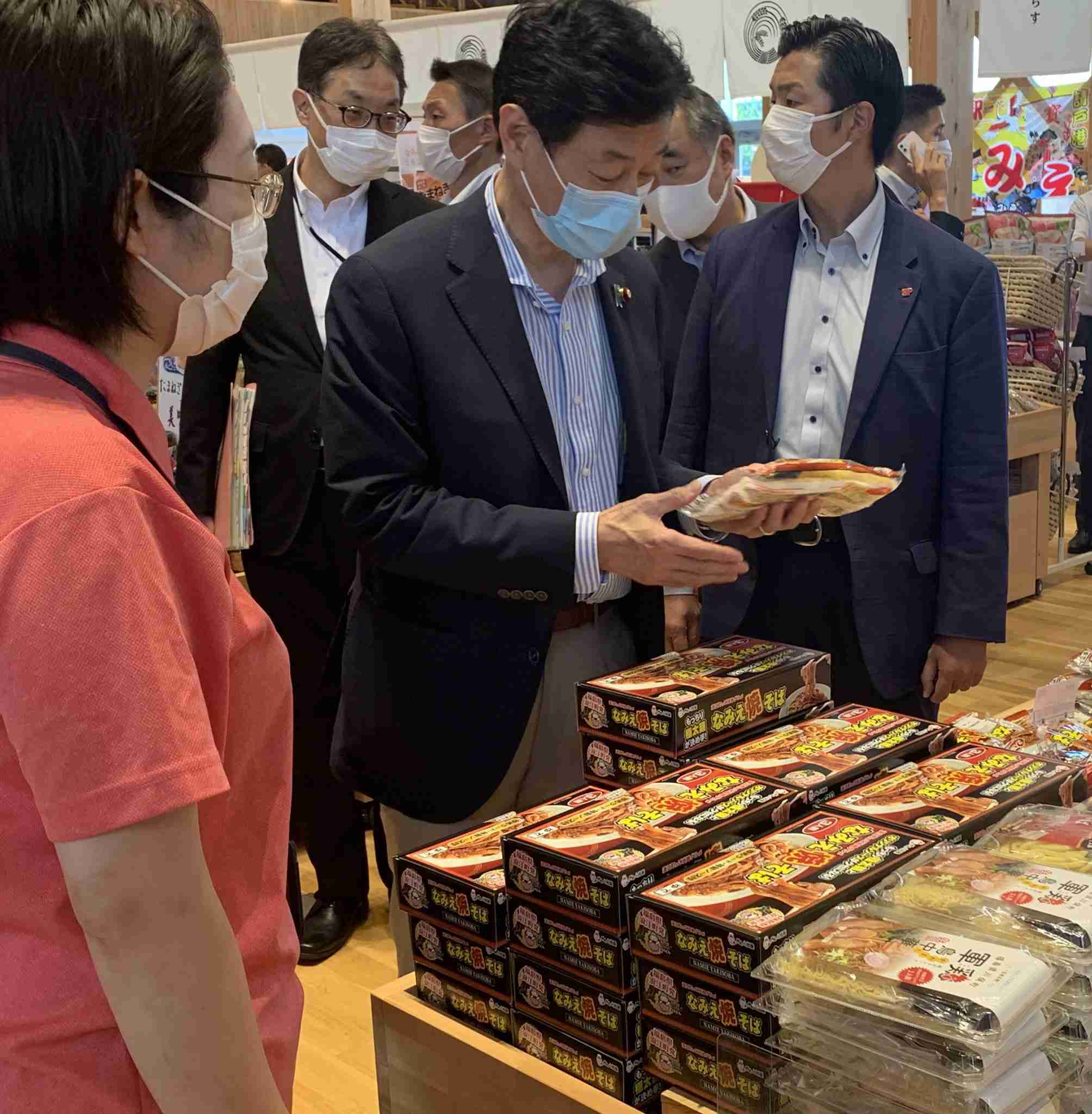 食事は肉とサラダ…まだあった! 西村経産相 驚愕の「トリセツ」