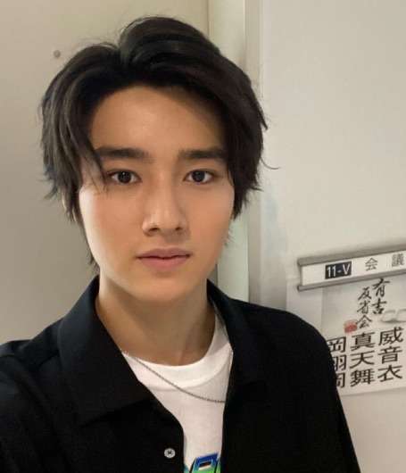 藤岡弘、4人の子どもたちと集合ショット！20歳長女・天翔愛が公開…全員が「美男美女」と話題