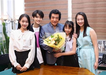藤岡弘、4人の子どもたちと集合ショット！20歳長女・天翔愛が公開…全員が「美男美女」と話題