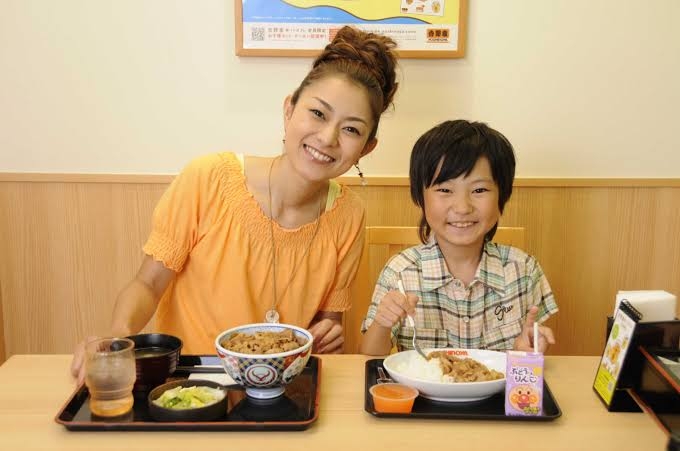 元モー娘。石黒彩　次女が20歳に　お手製「お菓子の家」でお祝い　「素敵」「お家すごいです！」の声