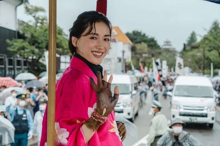 綾瀬はるか、3年ぶり7度目の『会津藩公行列』 会津弁であいさつ「記念の年にまた呼んでくれてありがとなし」