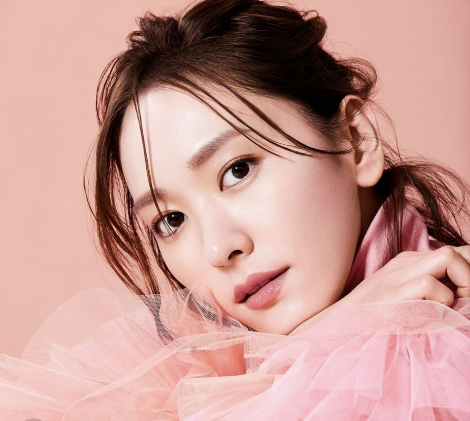 新垣結衣、1年かけて“究極のフーディ”製作 『GINZA』表紙は白ガッキー&黒ガッキーの2パターン