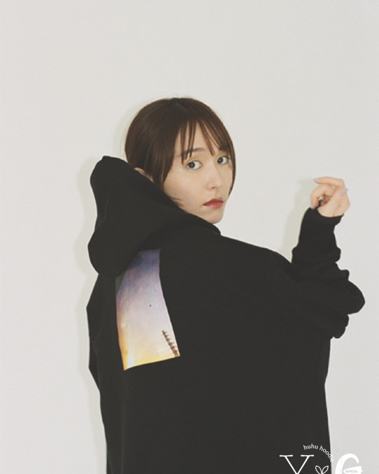 新垣結衣、1年かけて“究極のフーディ”製作 『GINZA』表紙は白ガッキー&黒ガッキーの2パターン