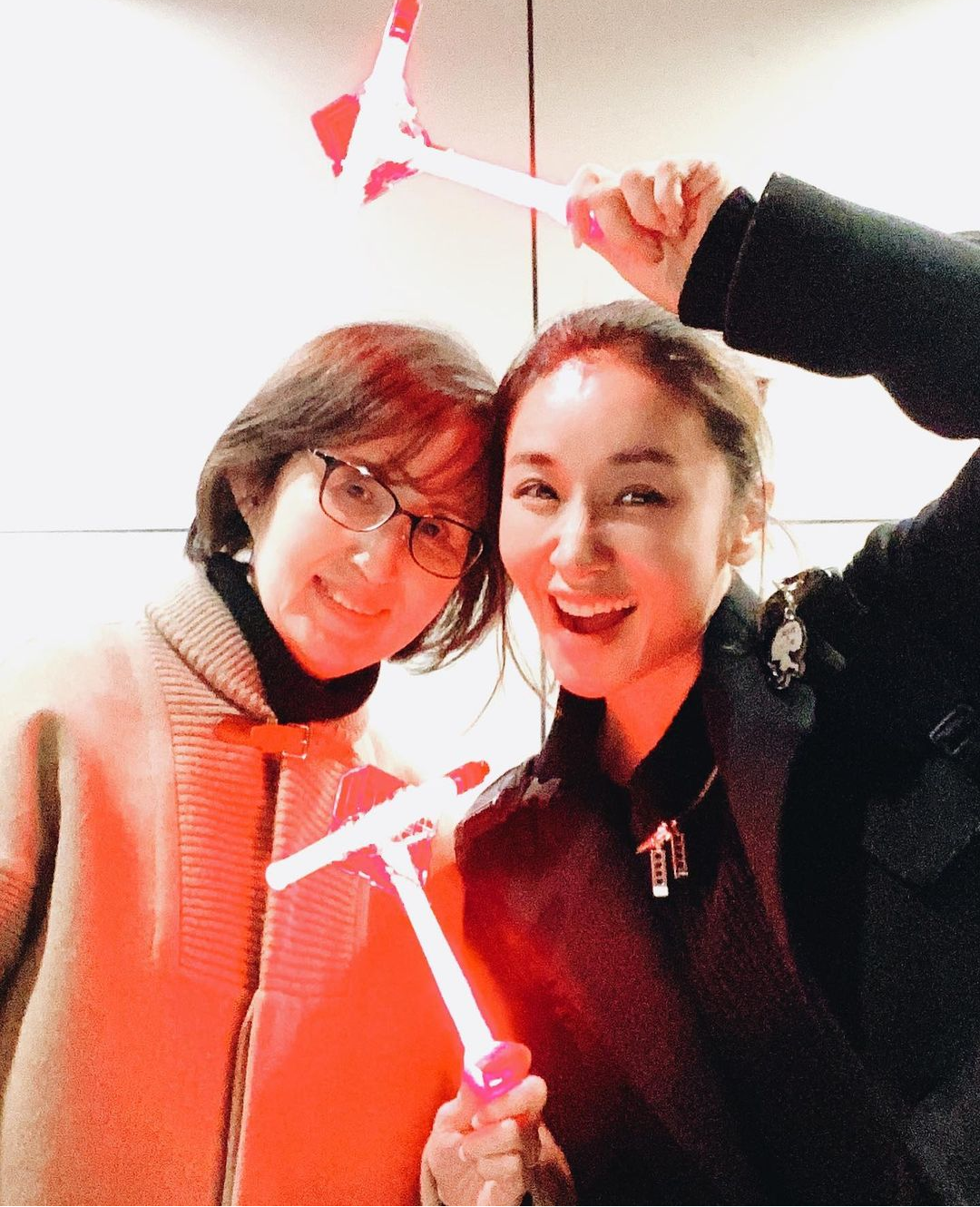 鈴木紗理奈 ヤンキー座りで“円安”メンチ切りショット公開に「姐さんやったれ」「いよ!! 男前」
