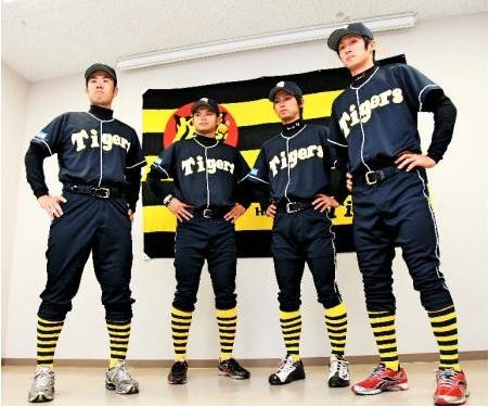 「かっこいい」「違和感」　巨人の漆黒限定ユニホーム、SNSで話題　フリマアプリでは早くも売買