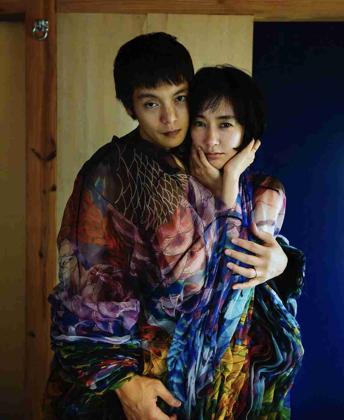 水川あさみ、窪田正孝と“寄り添い”座る写真公開「距離が近い…!」「ご夫婦揃っての姿見れて嬉しい」