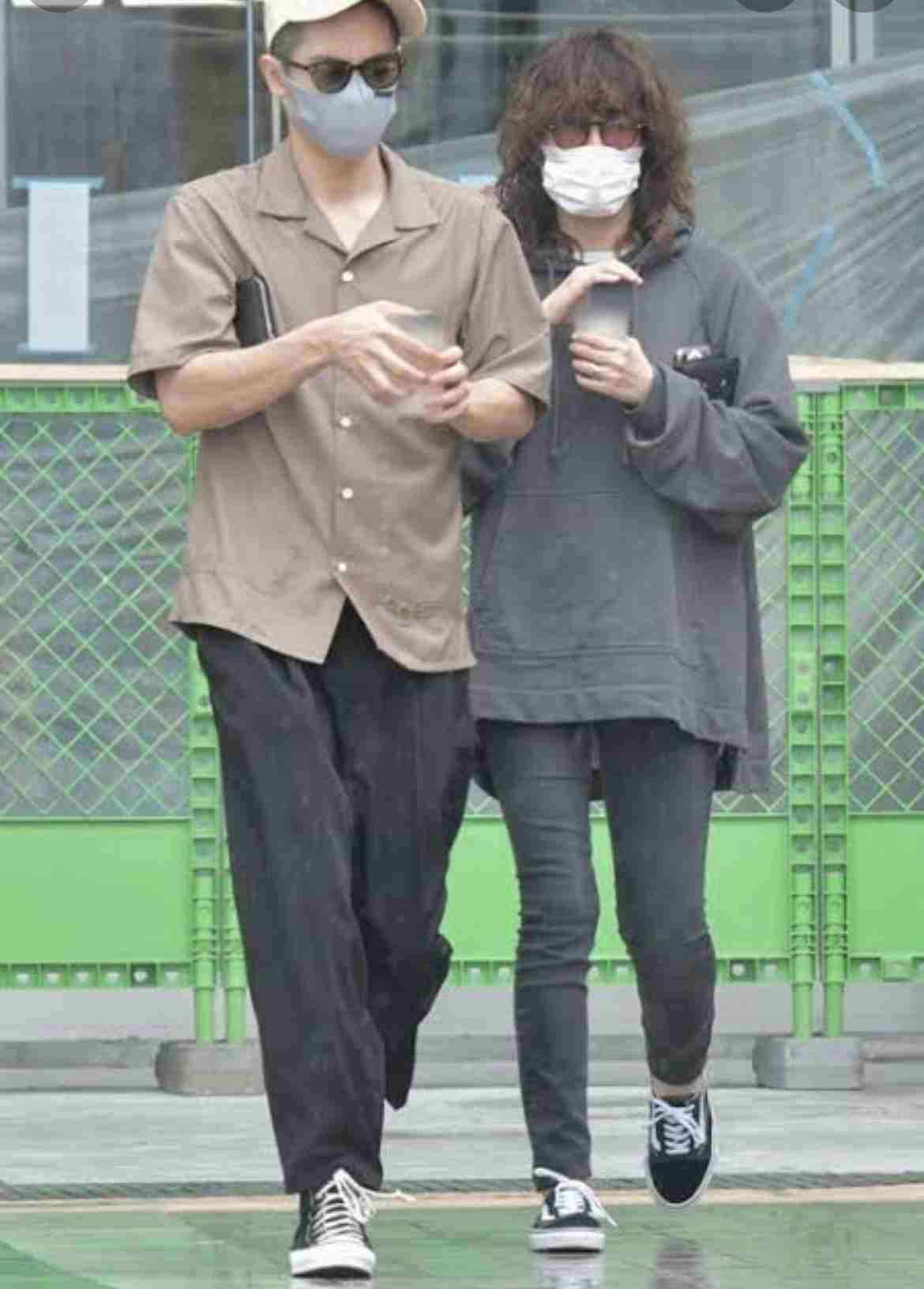 水川あさみ、窪田正孝と“寄り添い”座る写真公開「距離が近い…!」「ご夫婦揃っての姿見れて嬉しい」