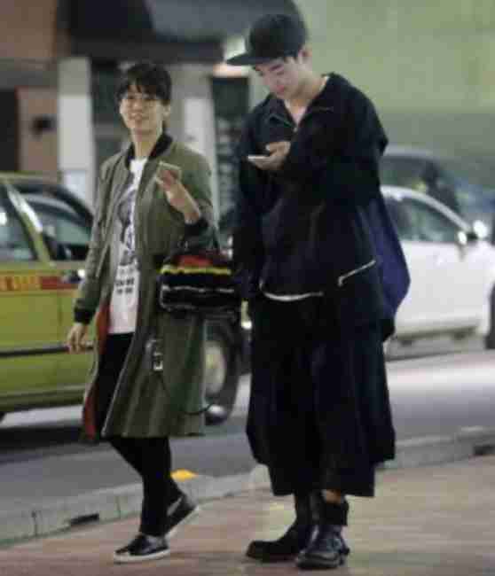 水川あさみ、窪田正孝と“寄り添い”座る写真公開「距離が近い…!」「ご夫婦揃っての姿見れて嬉しい」